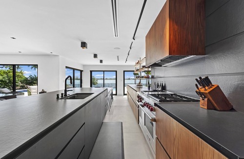 North Miami Villa | Luxurious Tranquil Resort Mansion in Vibrant Miami Awaits