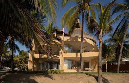 Barra de Potosi Villa | Luxurious tropical villa facing the beach