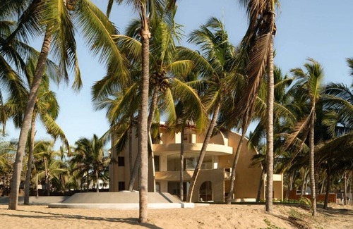 Barra de Potosi Villa | Luxurious tropical villa facing the beach