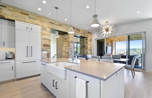 Tuhaye House | Luxurious Tuhaye Home with Modern Interior, Mountain Views