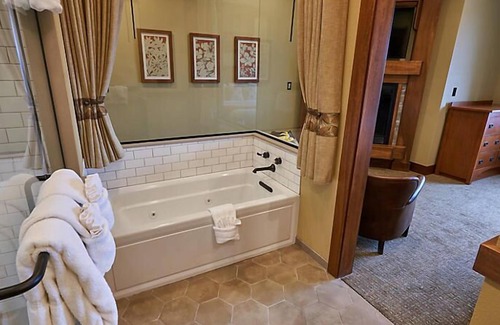 Ridgedale Resort | Luxurious units at The Cliffs at Long Creek!