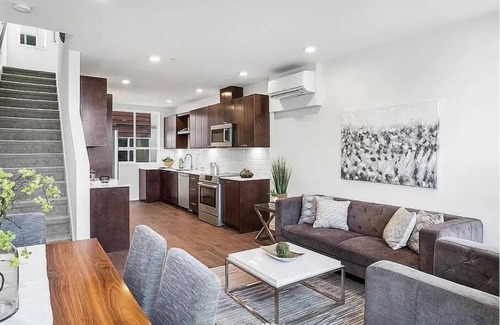 Whittier Heights House | Luxurious Urban Retreat