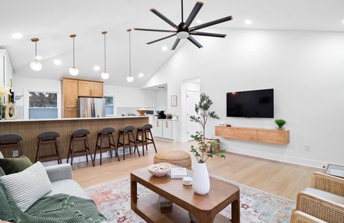 Beachwood House | Luxurious Retreat with Sauna & Modern Design