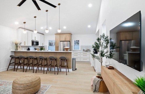Beachwood House | Luxurious Retreat with Sauna & Modern Design