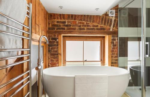 St Leonards-On-Sea Apartment | Luxurious Victorian, a few minutes from the beach - sleeps 2 adults and up to 3 children