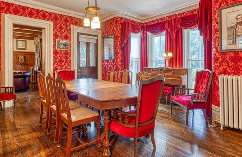 Simcoe Villa | Luxurious Victorian Home perfect for getaway! Sleeps 9, hot tub/sauna, fireplace