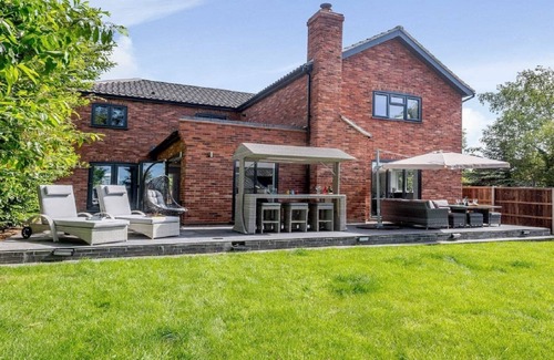 Horning Villa | Luxurious Villa - Hot Tub - Garden - 3 Bath - Pets