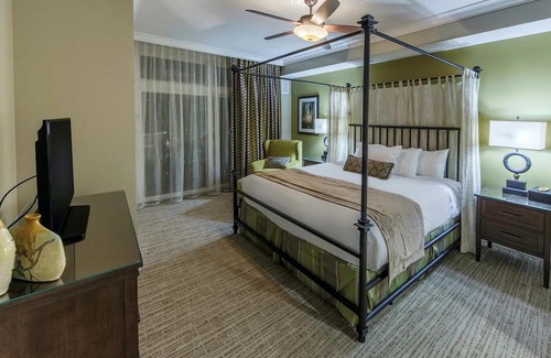 Gatlinburg Hotel | Luxurious Villa with a Fireplace and Balcony