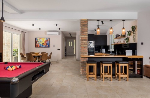 Kras Villa | Luxurious villa with pool and beautiful garden - TRAVELER Reiseburo Krk - ID 2382