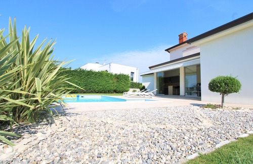 Gulici Villa | Luxurious villa with pool, very, sleeps 6, garden, on the edge of the forest