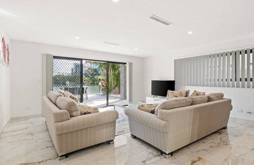 Surfers Paradise Villa | Luxurious Waterfront Home