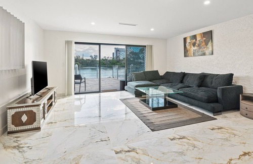 Surfers Paradise Villa | Luxurious Waterfront Home