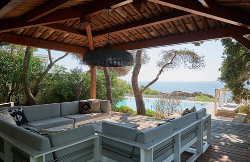 Saint-Raphael Villa | Luxurious waterfront 7-bedroom villa in enchanting Saint-Raphaël