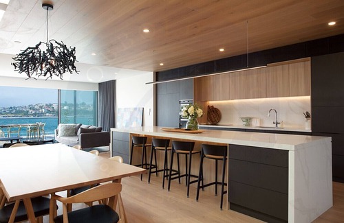 Clovelly House | Luxurious Waterfront House: Uninterrupted Panoramic Views of Gordons Bay
