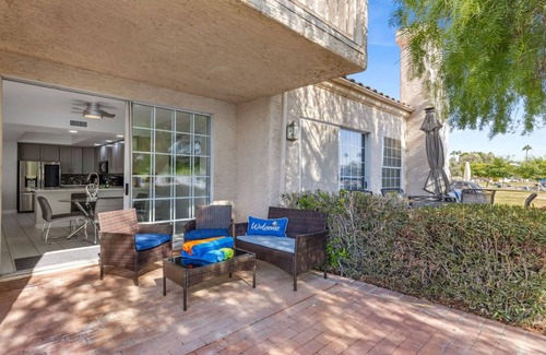 The Islands House | Luxurious Waterfront Townhouse in The Islands – Fully Remodeled!