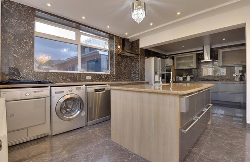 London Borough of Ealing House | Luxurious West London Retreat With Hot Tubs & Easy Access to Central London