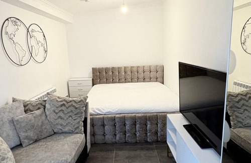 London Borough of Ealing House | Luxurious West London Retreat With Hot Tubs & Easy Access to Central London