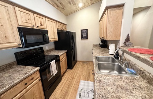 Show Low Cabin | Luxurious Year Round Retreat, Sleeps 6, Gorgeous Views!