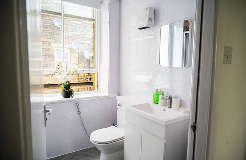 Dewsbury Apartment | Luxury 1- Bed Apartment Opposite Dewsbury Train Station