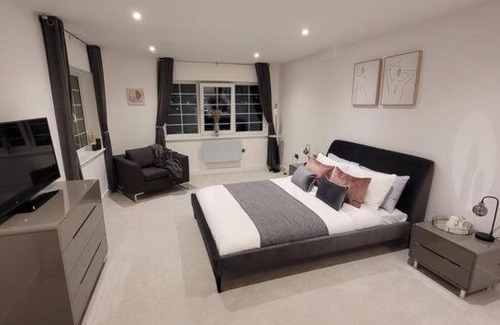 Wainscot House | Luxury 1 Bed Apartment In The Heart Of Rochester