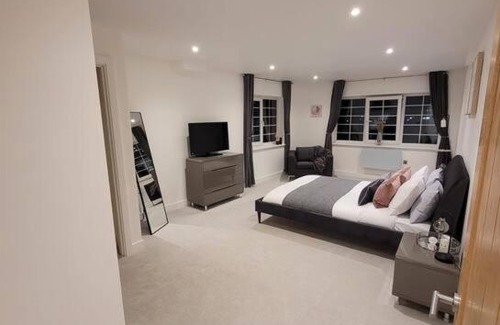 Wainscot House | Luxury 1 Bed Apartment In The Heart Of Rochester