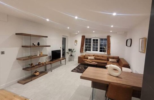 Wainscot House | Luxury 1 Bed Apartment In The Centre Of Rochester
