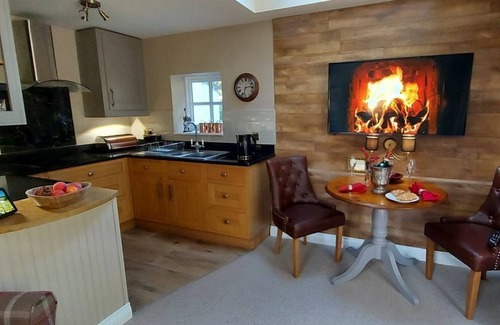 Henryd Cabin | Luxury 1 bed lodge large gardens , close to Conwy