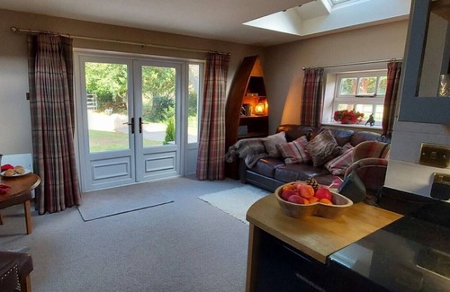 Henryd Cabin | Luxury 1 bed lodge large gardens , close to Conwy