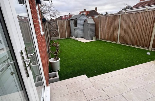 Whitton Apartment | Luxury 1 bedroom maisonettenClose to amenities and direct access into London n