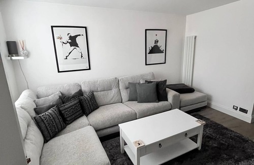 Whitton Apartment | Luxury 1 bedroom maisonettenClose to amenities and direct access into London n