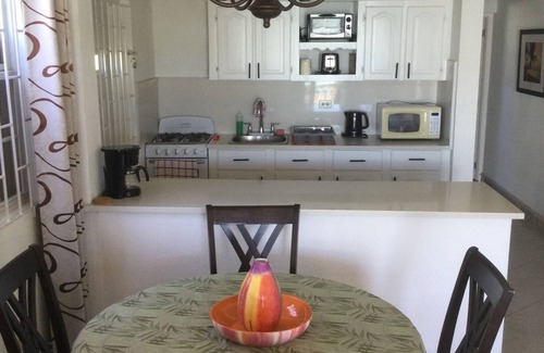 Welches Villa | Luxury 1 Bedroom Vacation Villa 4 minutes to beach Southcoast Maxwel Beach Area