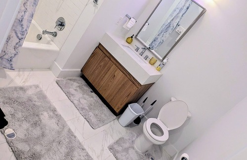 Gallaudet Bed & Breakfast | Luxury 1-bedroom with rooftop pool,AC in fabulous Downtown Washington