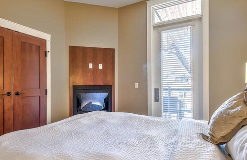 Canmore Hotel | Luxury 1100sqf penthouse W/M view,Hot Tub,Pool