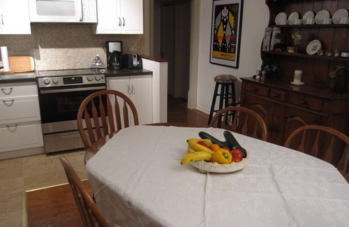 Old Town Historic District Cottage | Luxury 1835 Cottage in NOTL. Private parking. Right in centre near Shaw Theatre.