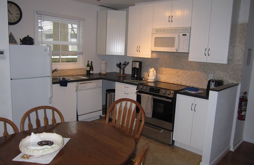Old Town Historic District Cottage | Luxury 1835 Cottage in NOTL. Private parking. Right in centre near Shaw Theatre.