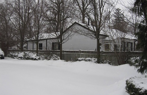 Old Town Historic District Cottage | Luxury 1835 Cottage in NOTL. Private parking. Right in centre near Shaw Theatre.