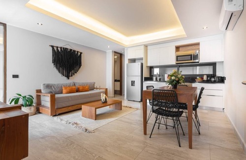 Tohoku Apartment | Luxury 1BD Condo 3 blk from 5th Ave W/PoolandParking