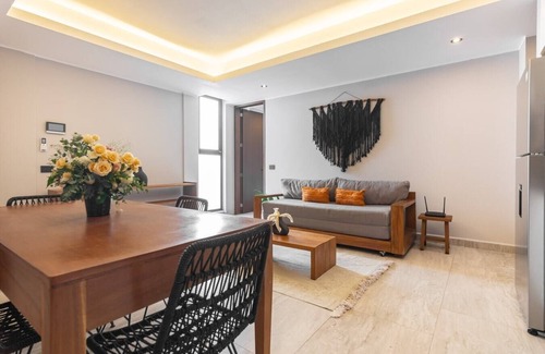 Tohoku Apartment | Luxury 1BD Condo 3 blk from 5th Ave W/PoolandParking