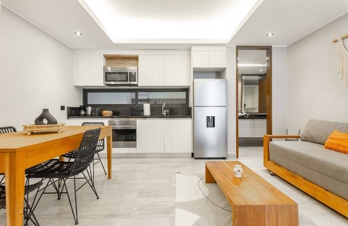Tohoku Apartment | Luxury 1BD Condo 3 blk from 5th Ave W/PoolandParking