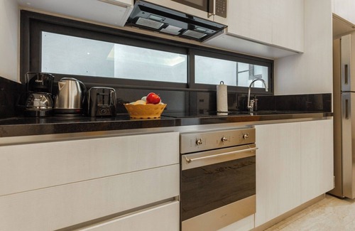 Tohoku Apartment | Luxury 1BD Condo 3 blk from 5th Ave W/PoolandParking