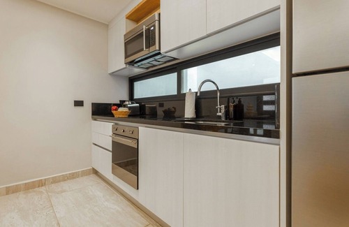 Tohoku Apartment | Luxury 1BD Condo 3 blk from 5th Ave W/PoolandParking