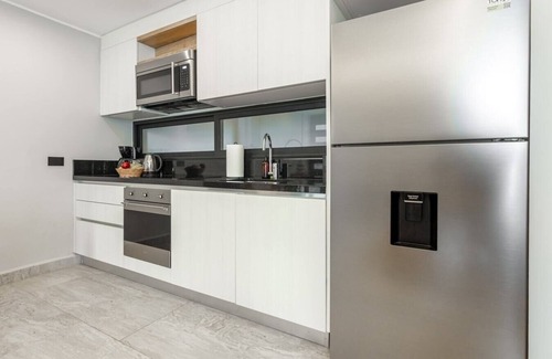 Tohoku Apartment | Luxury 1BD Condo 3 blk from 5th Ave W/PoolandParking