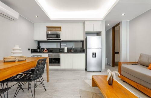 Tohoku Apartment | Luxury 1BD Condo 3 blk from 5th Ave W/PoolandParking