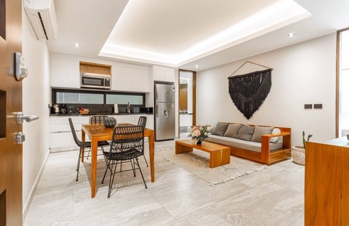 Tohoku Apartment | Luxury 1BD Condo 3 blk from 5th Ave W/PoolandParking