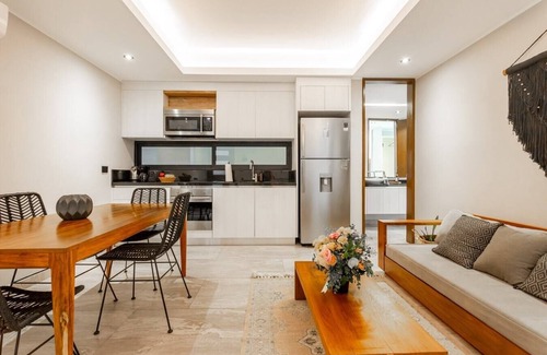 Tohoku Apartment | Luxury 1BD Condo 3 blk from 5th Ave W/PoolandParking