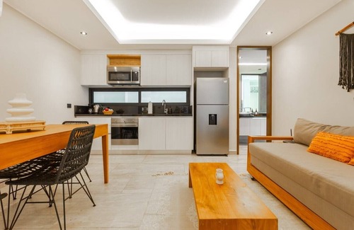 Tohoku Apartment | Luxury 1BD Condo 3 blk from 5th Ave W/PoolandParking