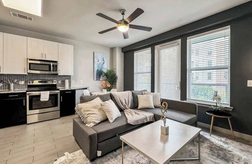 Uptown Apartment | Luxury 1BD | Uptown | Sleeps 4 | Free Parking