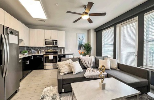 Uptown Apartment | Luxury 1BD | Uptown | Sleeps 4 | Free Parking