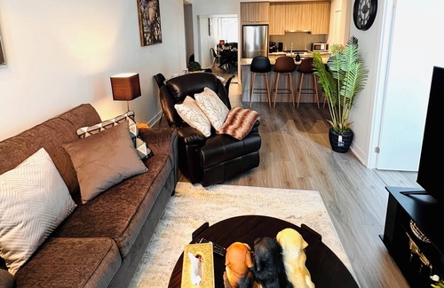 Downtown Mississauga Condo | Luxury 1BR Condo | Sophisticated & Stylish Stay by Square One