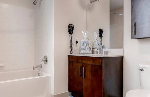 Hudson Exchange Apartment | Luxury 1BR | Full Kitchen | Steps from PATH | by GLS